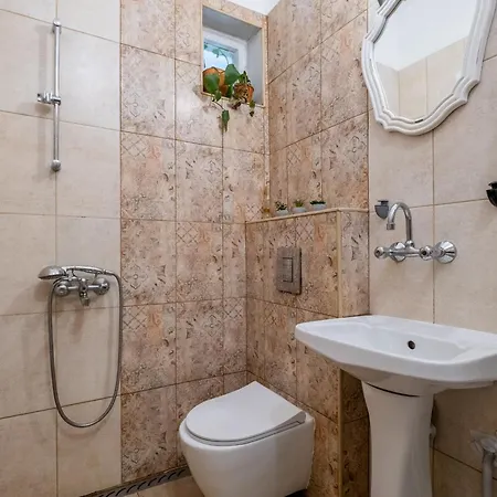 Apartment Handcrafted Apartment-25 Min Walk To Center-free Street Parking *