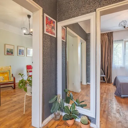 Handcrafted Apartment-25 Min Walk To Center-free Street Parking Apartment