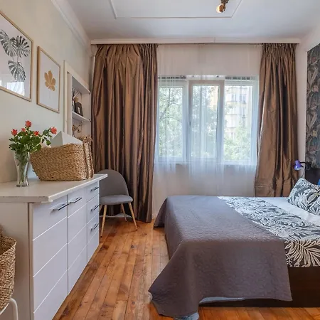 Handcrafted Apartment-25 Min Walk To Center-free Street Parking *