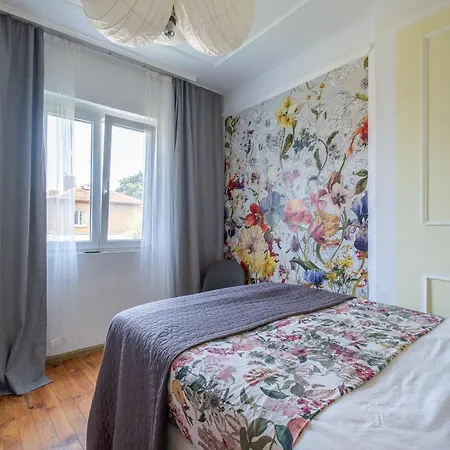 Handcrafted Apartment-25 Min Walk To Center-free Street Parking *