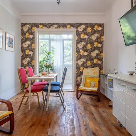 Handcrafted Apartment-25 Min Walk To Center-free Street Parking